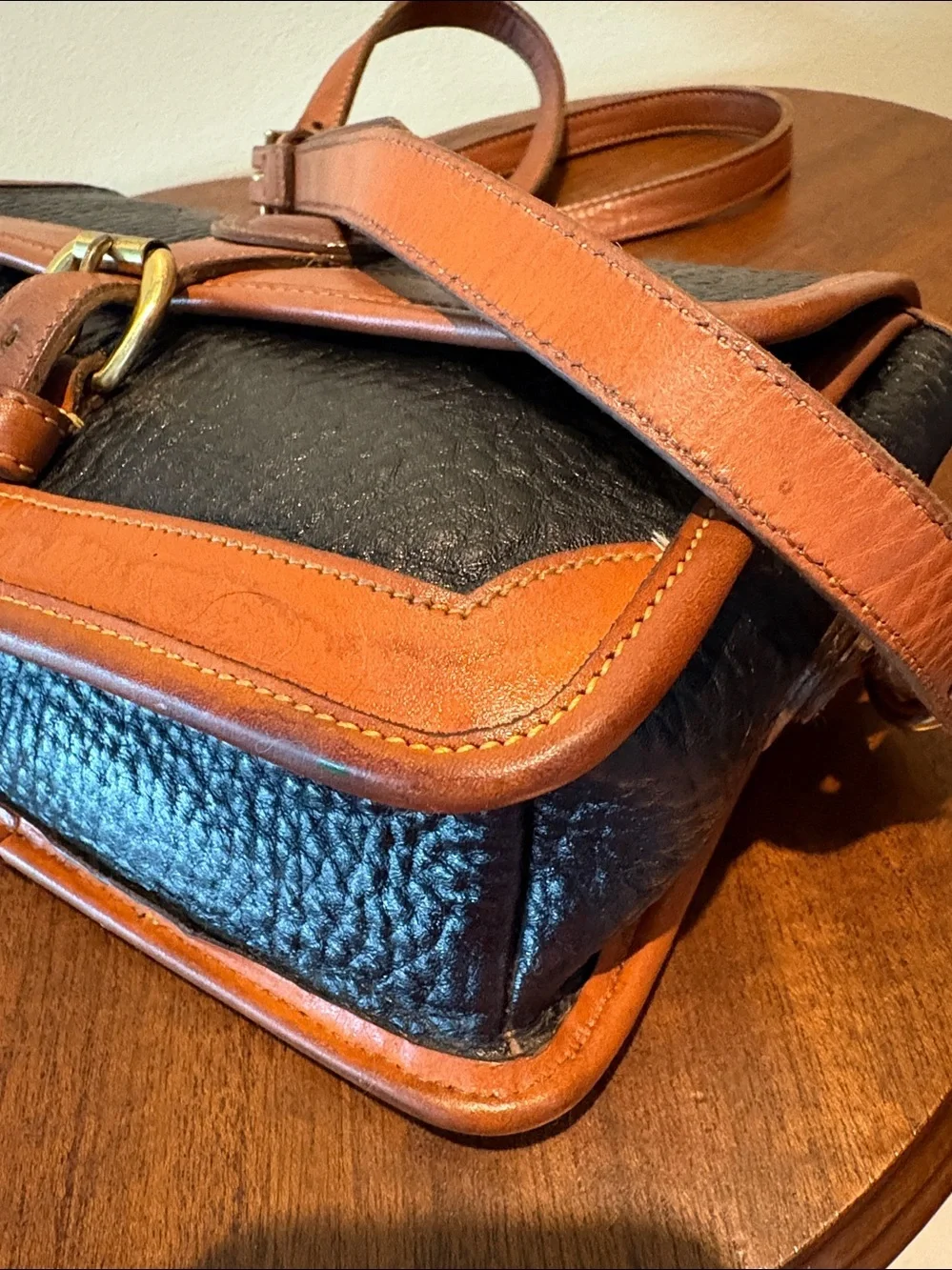 Dooney & Bourke All weather Leather Crossbody bag thick leather black/brown EUC